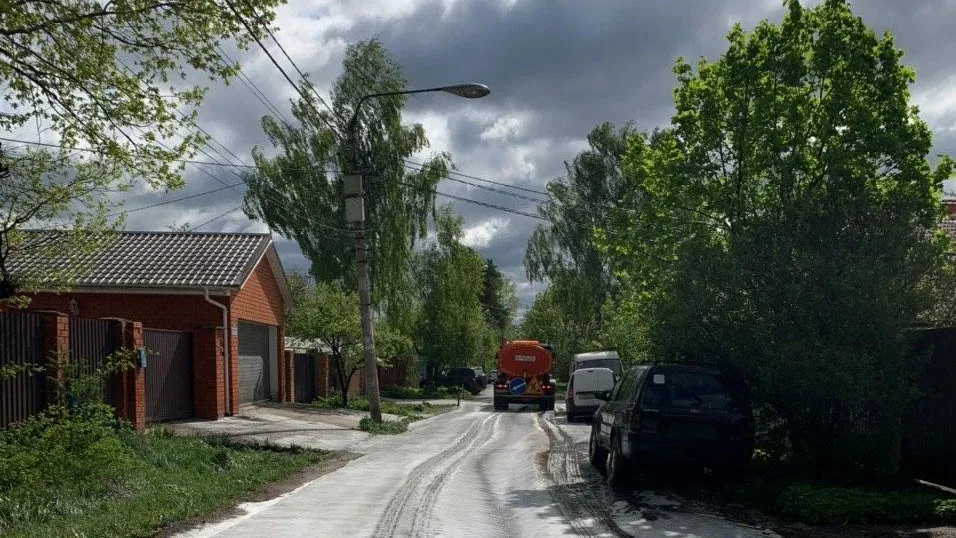 Дорогу на Ковровской улице в Балашихе очистили от грязи и мусора