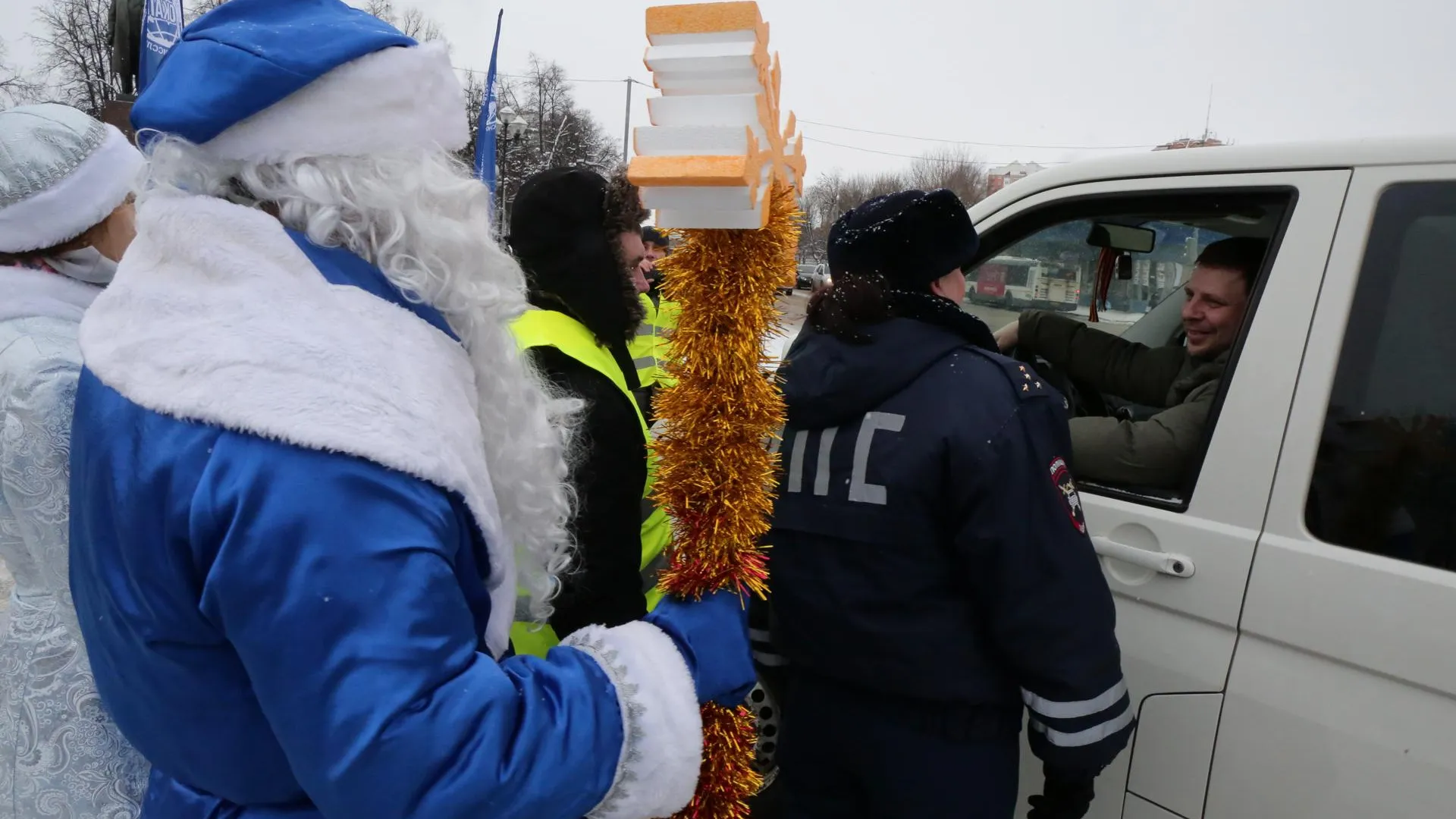 Новогодний патруль сотрудников ГИБДД Подольска поздравил водителей с Новым годом