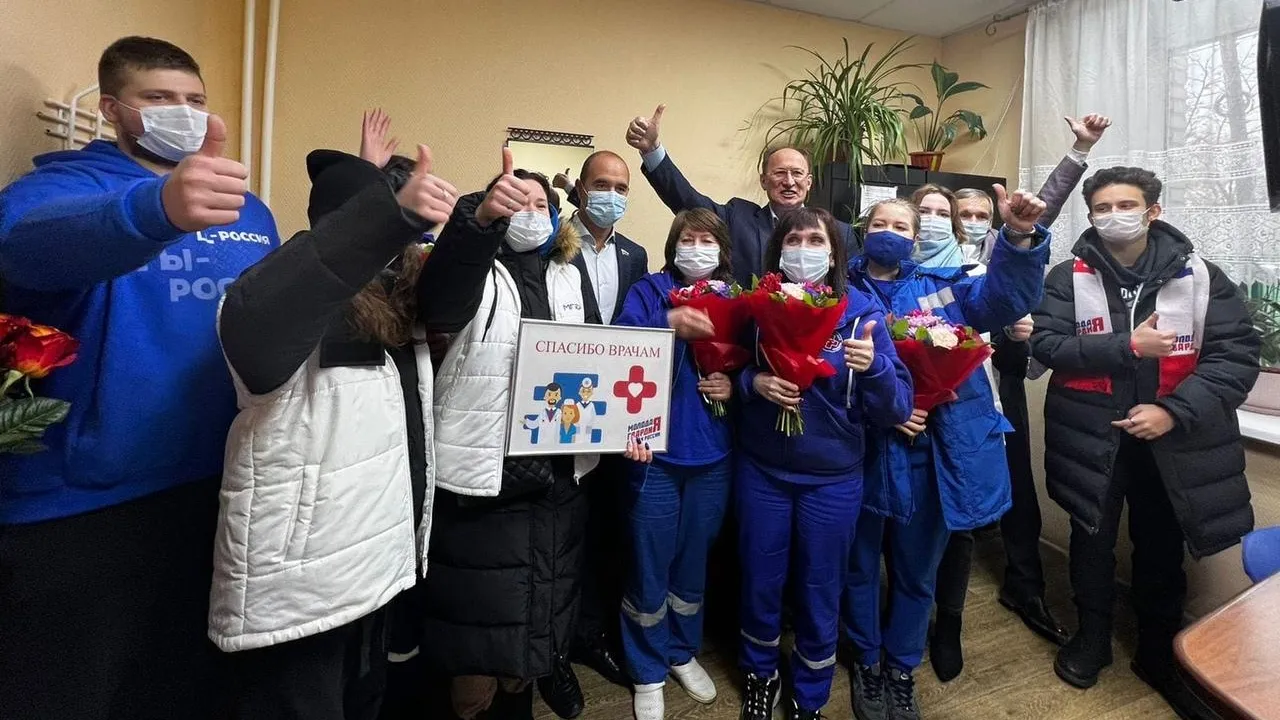 Депутаты Люберец и молодогвардейцы передали подарки и цветы врачам скорой помощи