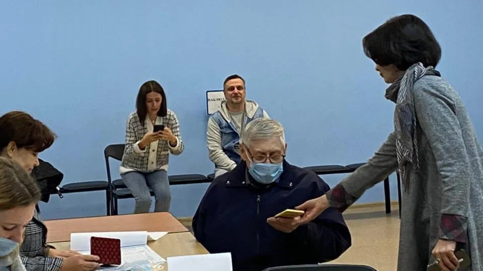 Первым проголосовавшим на участке в Доме офицеров в Люберцах стал учитель