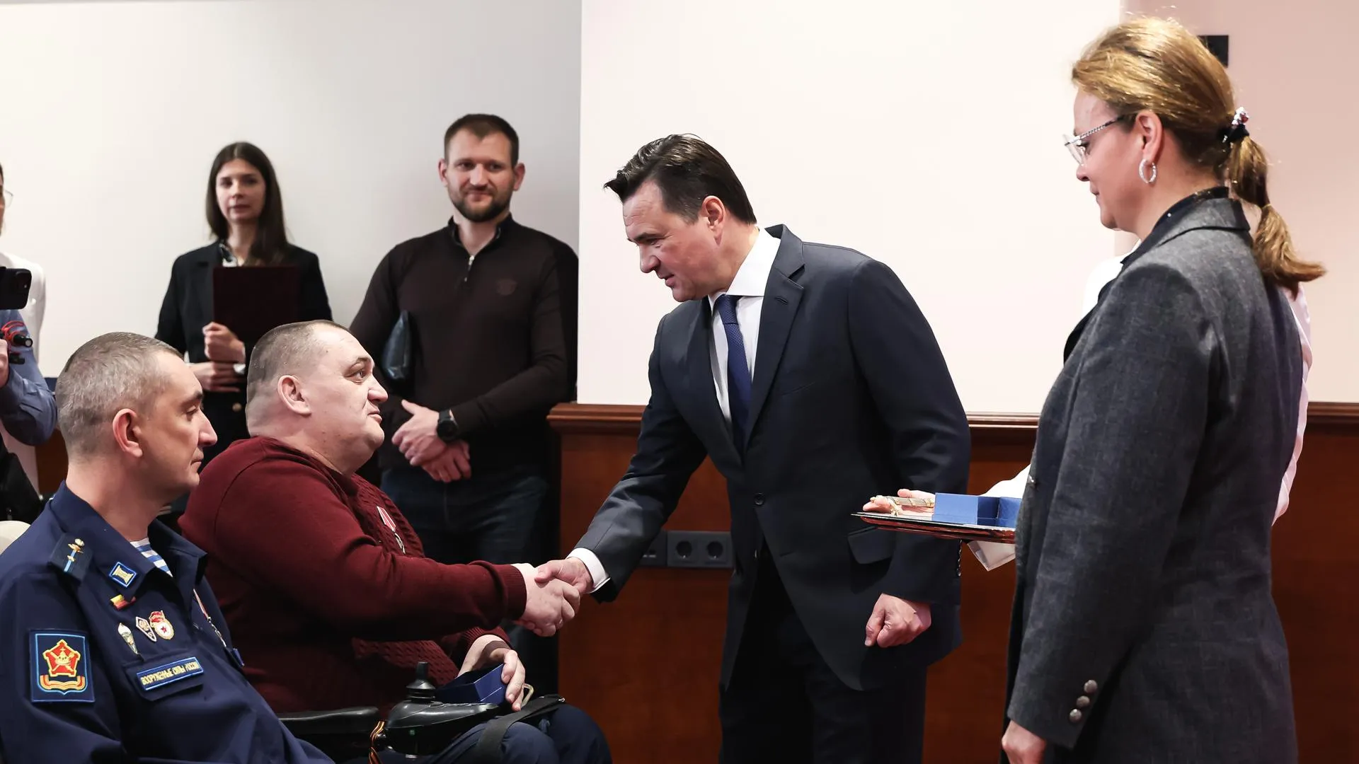 Воробьев и Цивилева вручили участникам СВО ключи от авто с ручным управлением