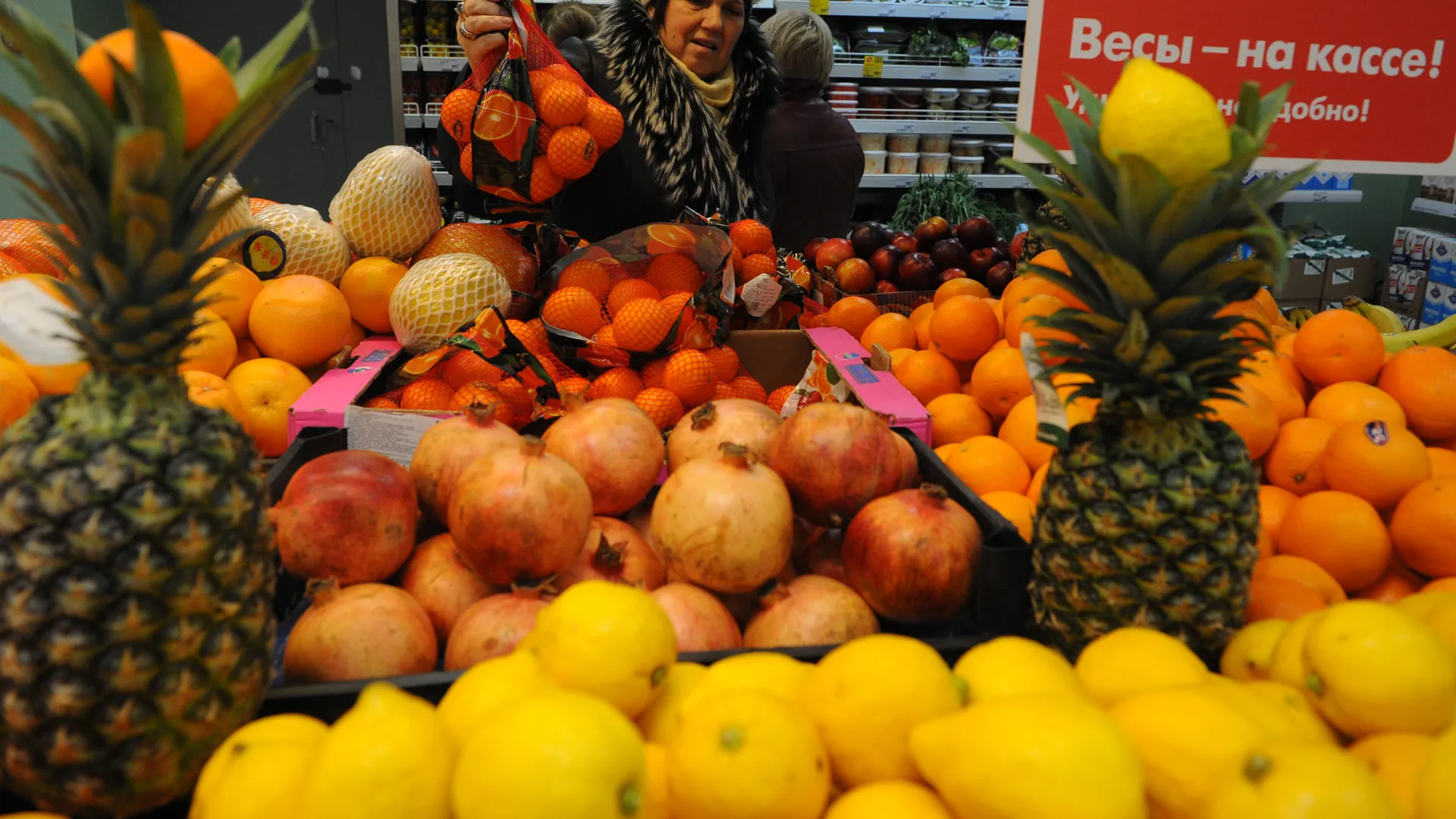 В рот брать не надо: можно ли есть и трогать продукты в магазине?