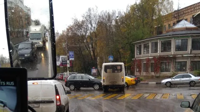 Маршрутка и автомобиль столкнулись на Смирновской улице в Люберцах