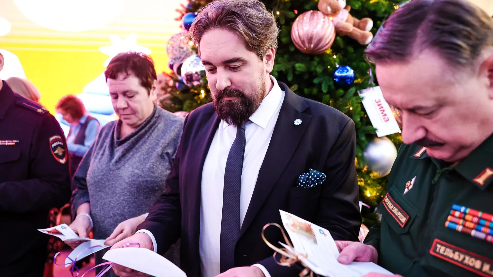 Депутаты и администрация Красногорска вручили подарки детям в клинике Рошаля