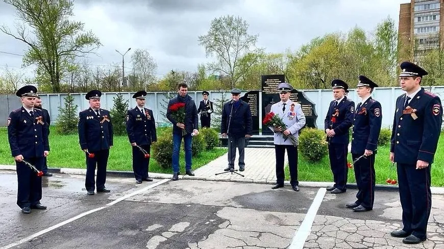 Цветы возложили к мемориалам ВОВ в Королеве