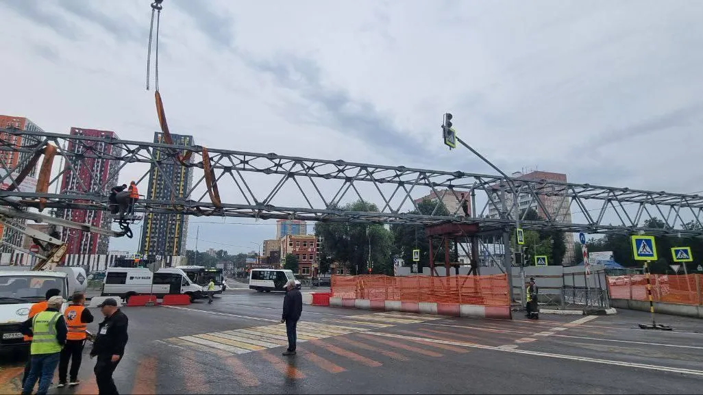 Пролетные строения надземного перехода на улице Речной смонтировали в Красногорске