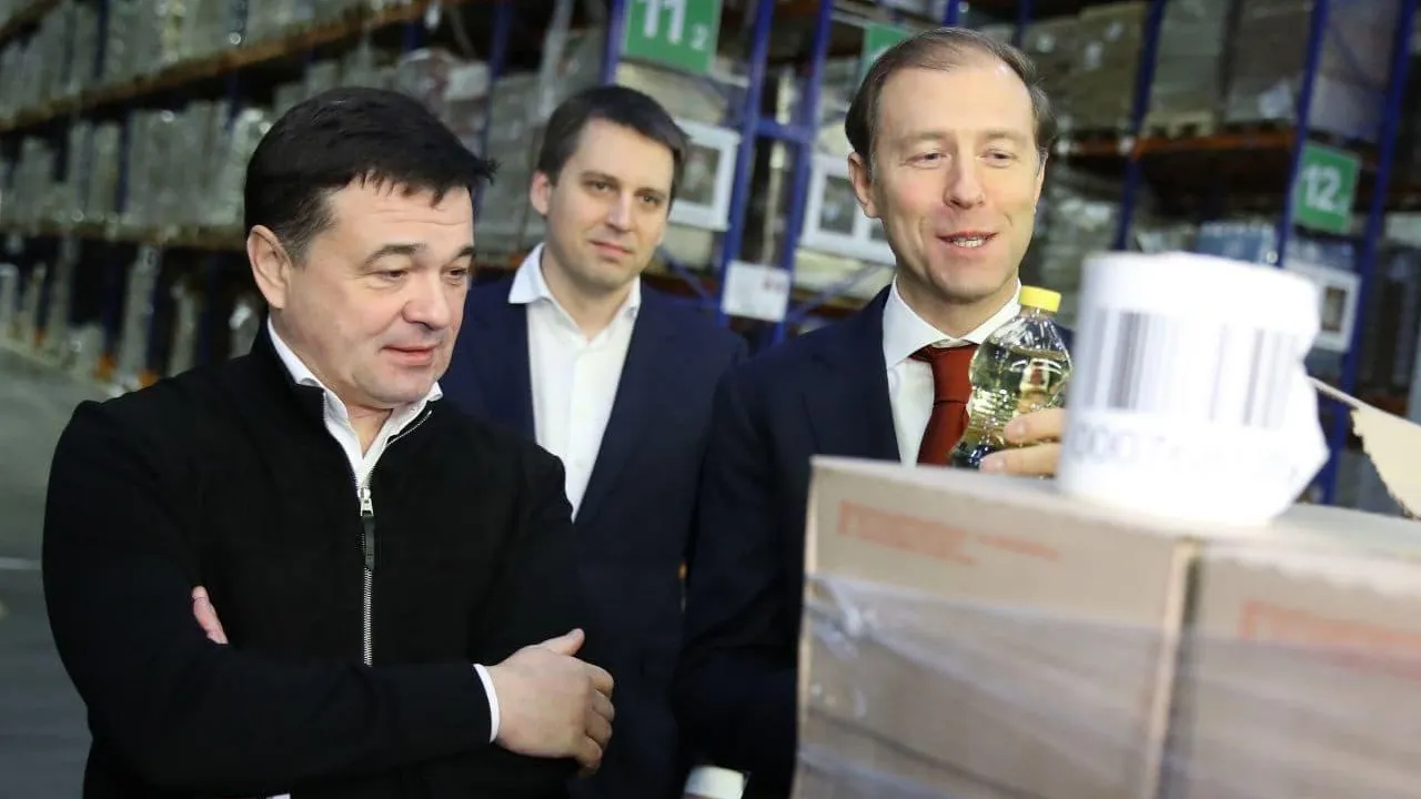 Денис Мантуров и Андрей Воробьев проверили наличие продуктов на складе X5 Retail Group