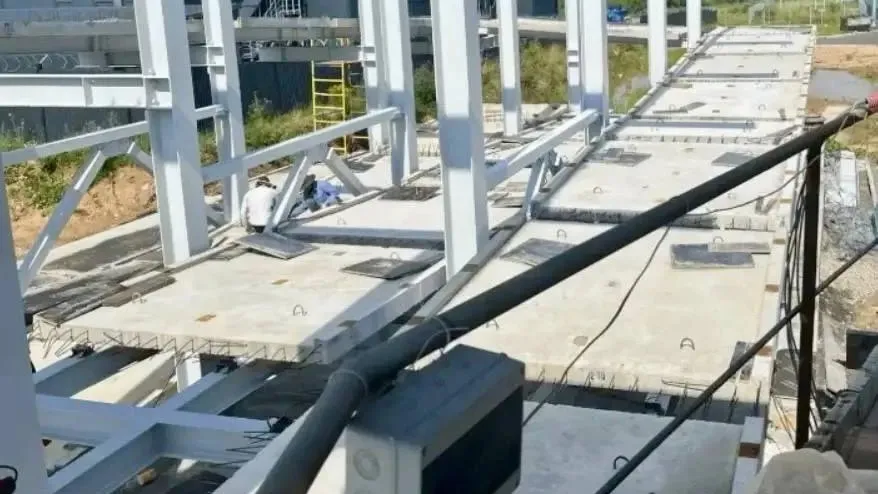 В Химках начали бетонировать лестницы перехода у деревни Юрлово