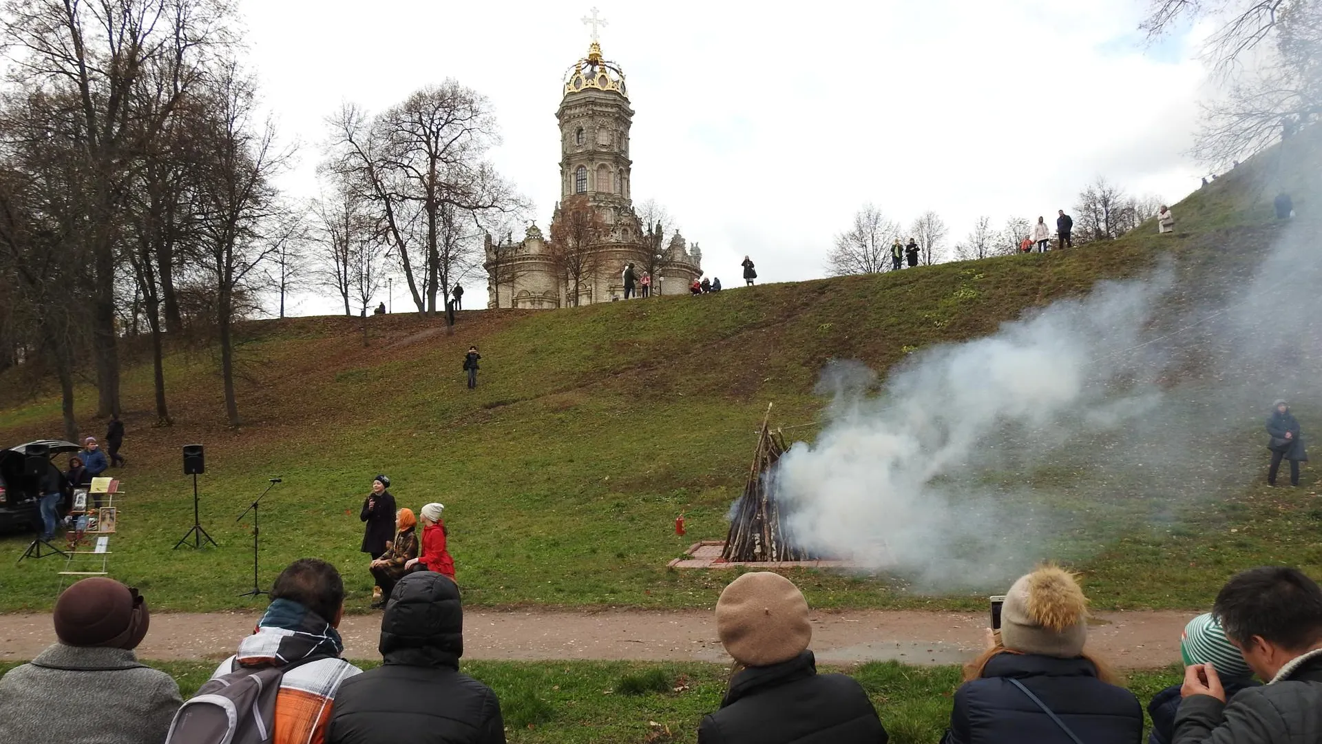 На Певческом поле Подольска зажгли Цветаевский костер в честь дня рождения поэтессы