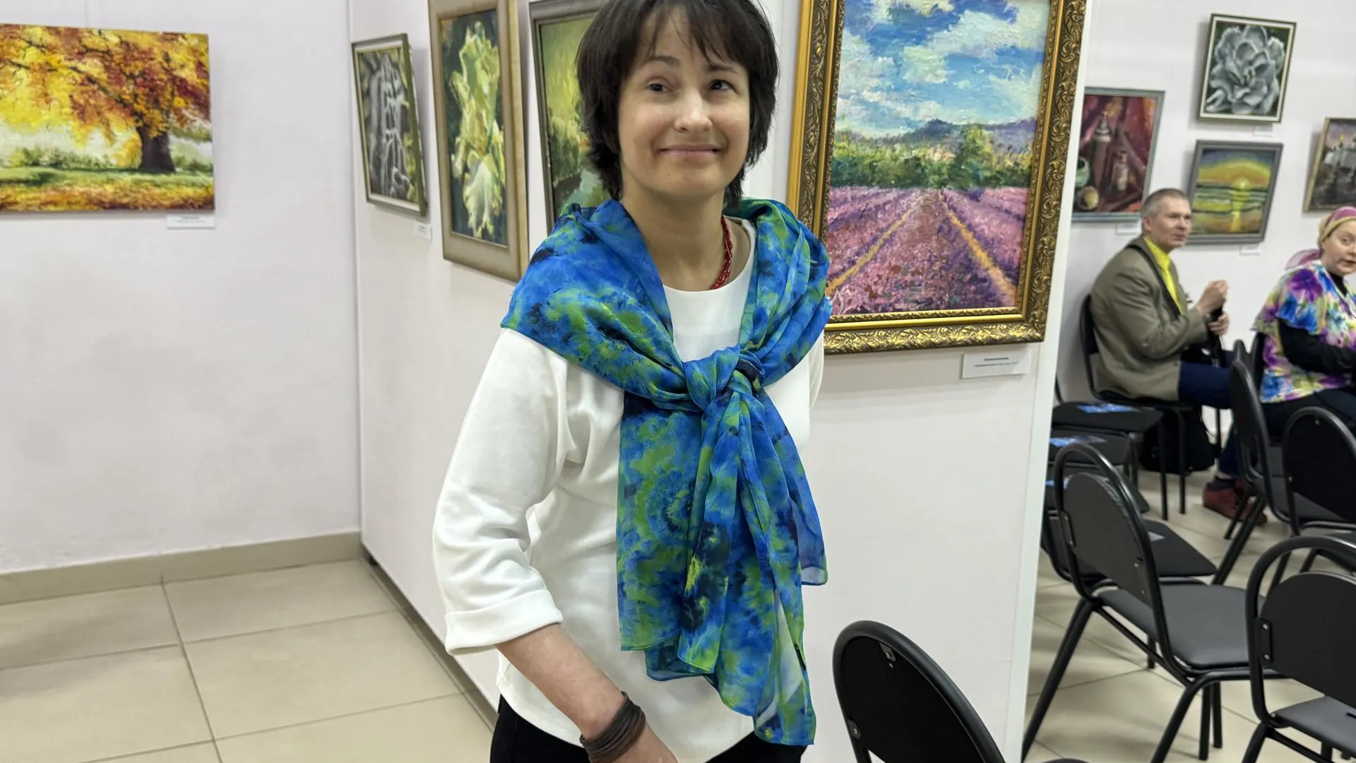 В Балашихе открылась выставка «Искры радости» художницы с инвалидностью