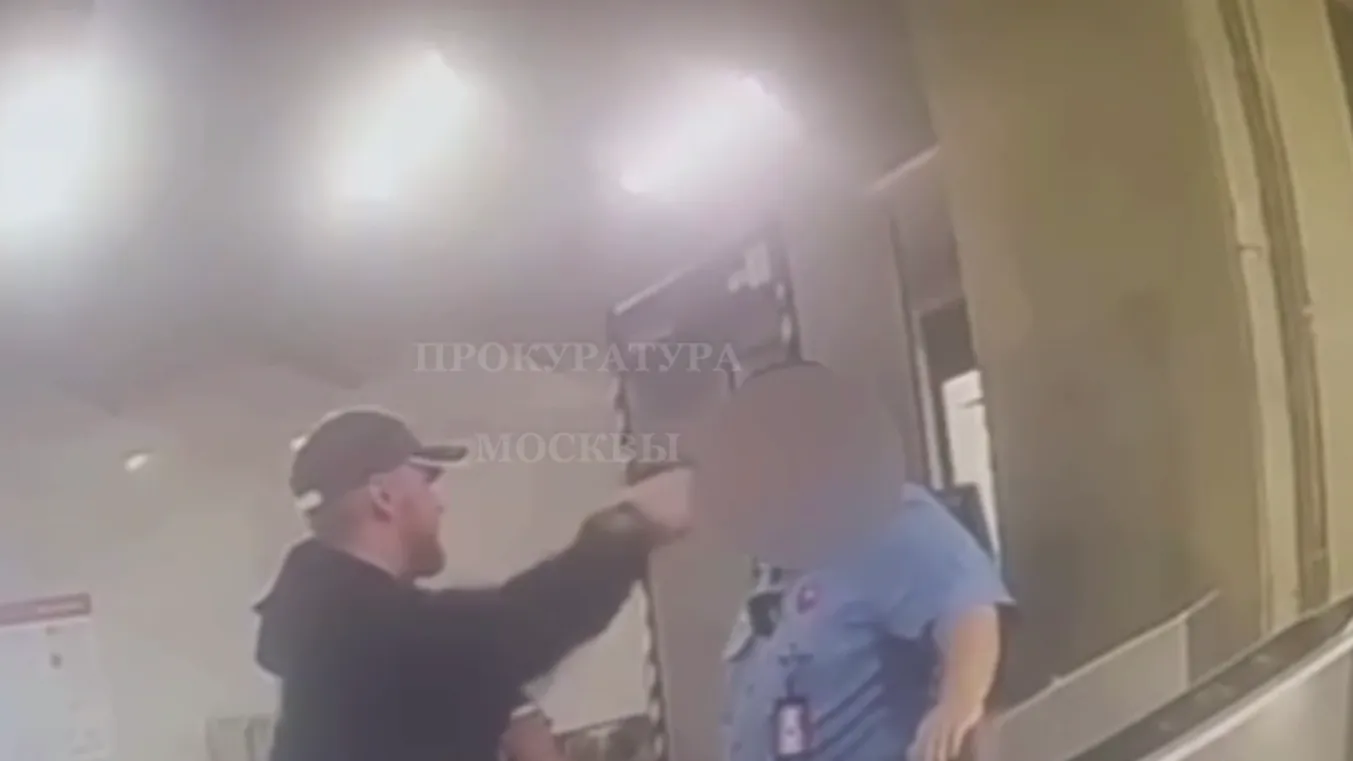 «Пропусти бесплатно»: пьяный мужчина приставил пистолет к голове охранника метро