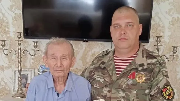 Благодарность за помощь землякам в зоне СВО получил ветеран ВОВ Сергей Лобиков