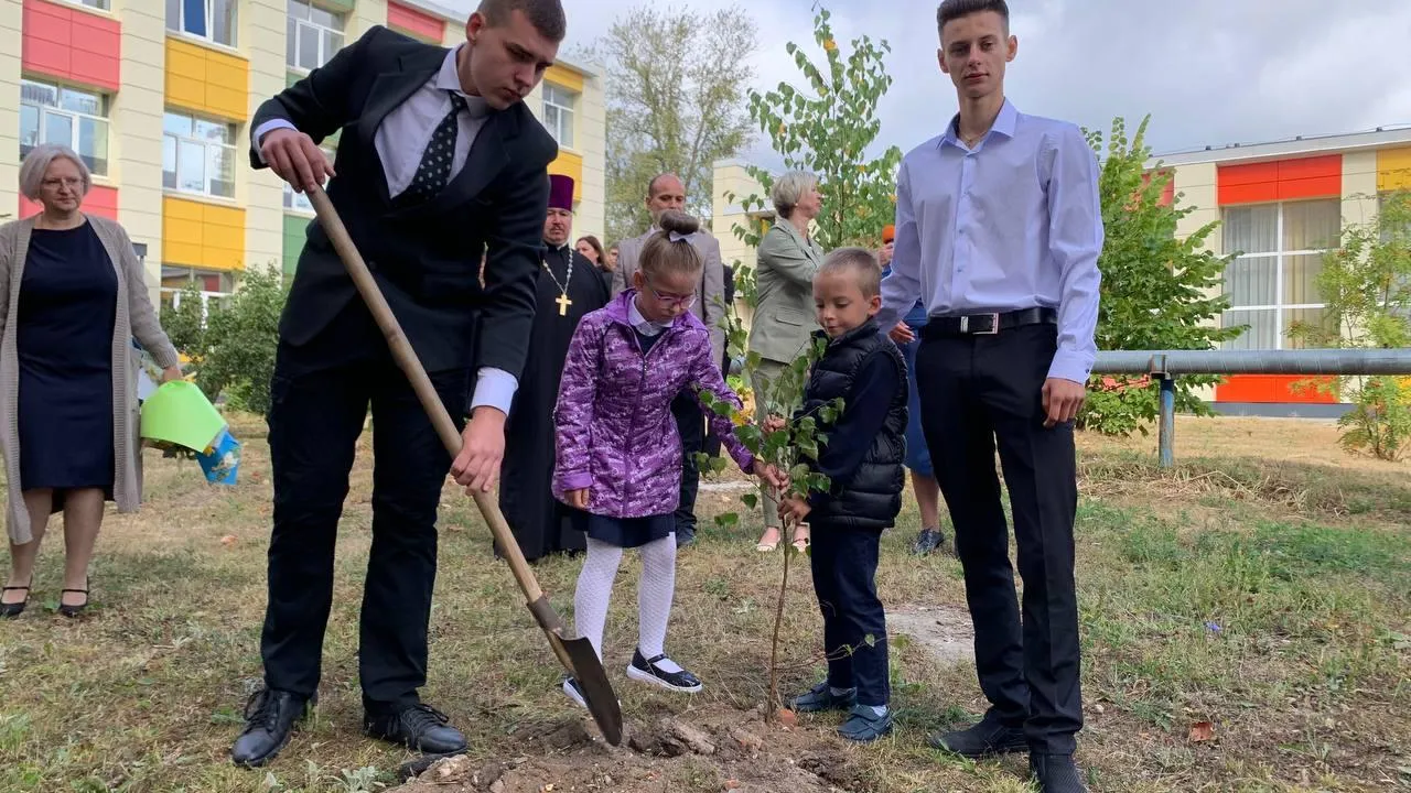 Первоклассники посадили деревья в Озерах в рамках областной акции