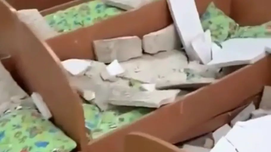 Потолок обрушился на кровати в детском саду в Дагестане
