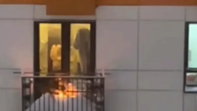 Житель Москвы развел костер прямо на балконе многоэтажки