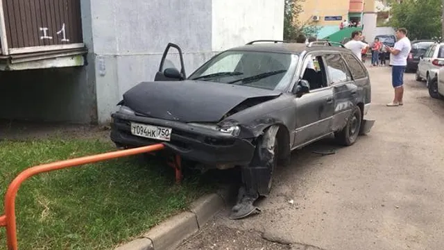 Водитель протаранил более 10 машин во дворе дома в Королеве