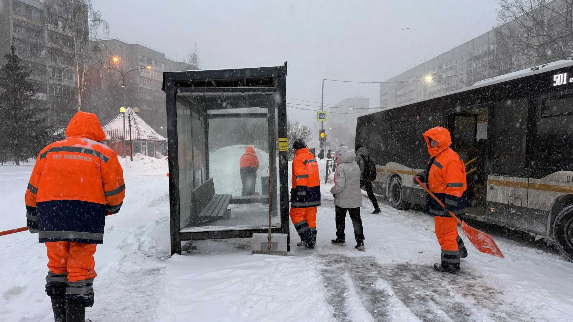 На улице Воинов-Интернационалистов в Люберцах борются со снегопадом