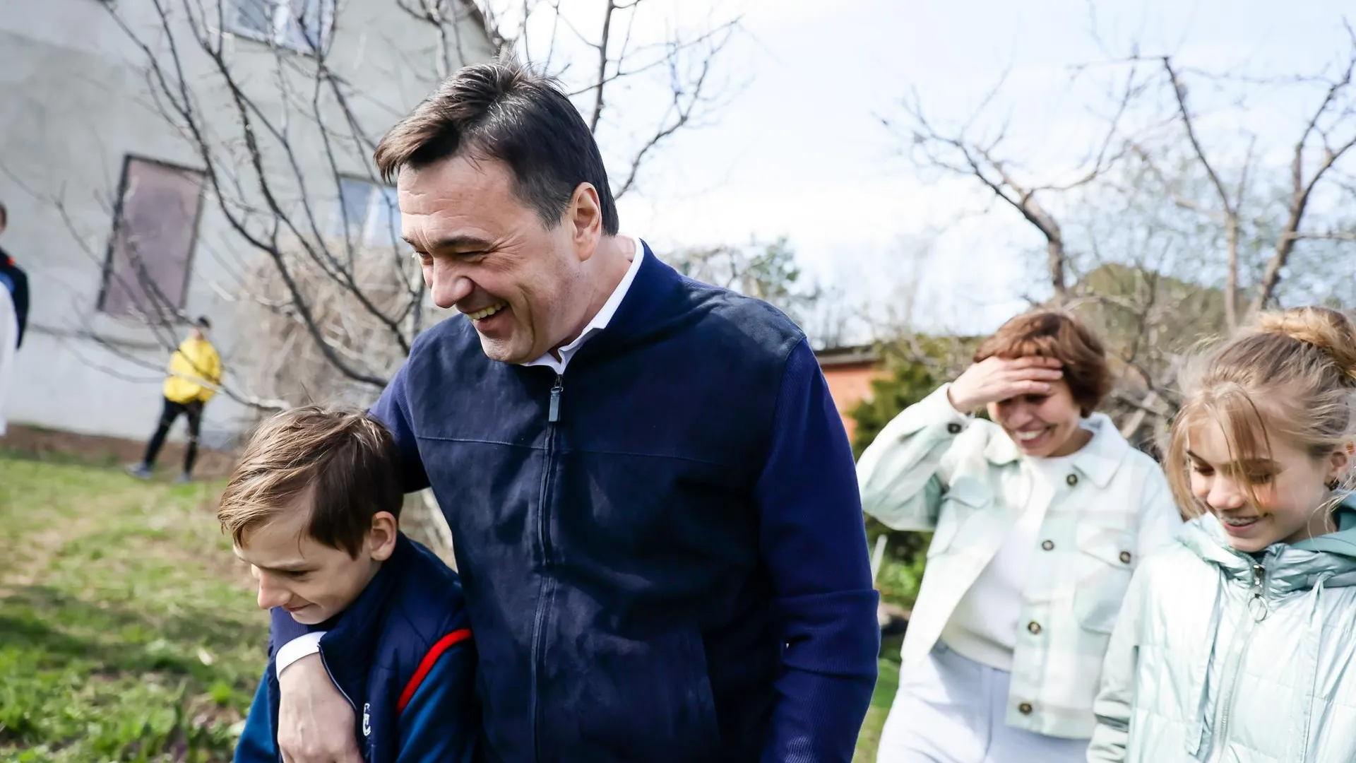 Андрей Воробьев навестил в Луховицах семью, взявшую под временную опеку ребенка из ДНР