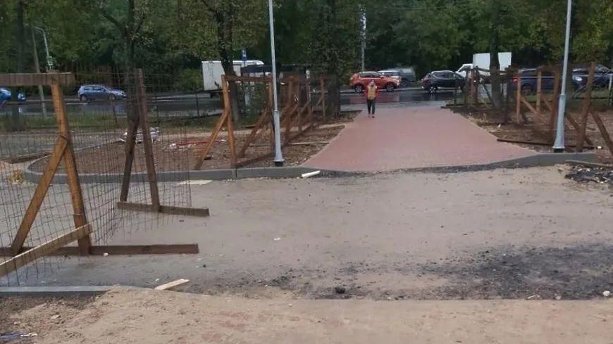 Дорожку к автобусной остановке сделали в Подольске в ходе строительства сельхозрынка