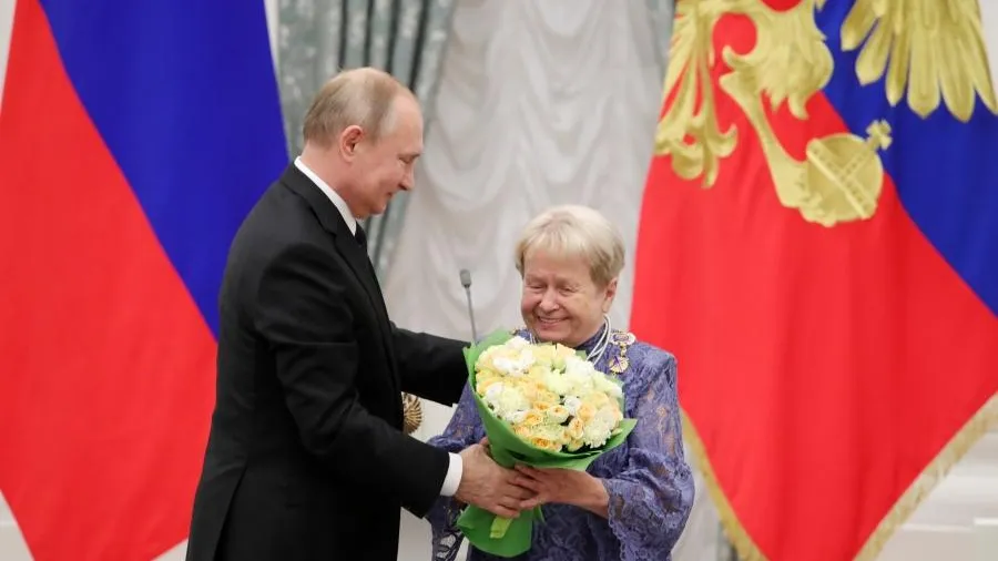 Путин присвоил звание Героя Труда Александре Пахмутовой за заслуги в музыке