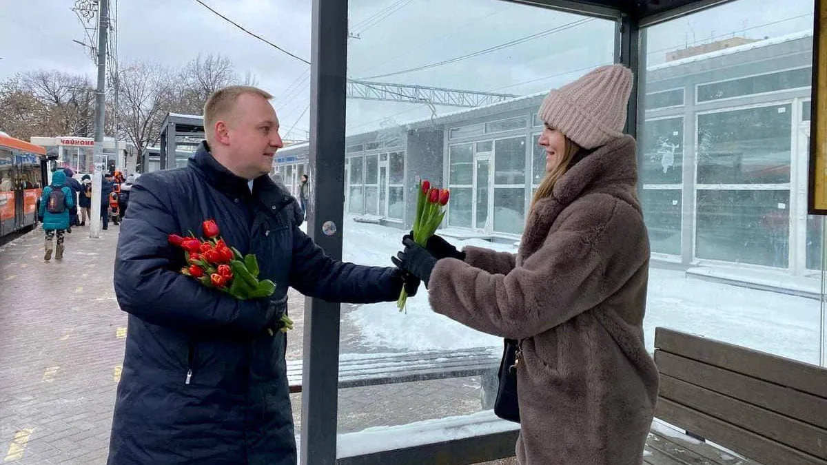 В автобусах и на автостанциях Подмосковья женщинам дарят цветы в честь 8 Марта