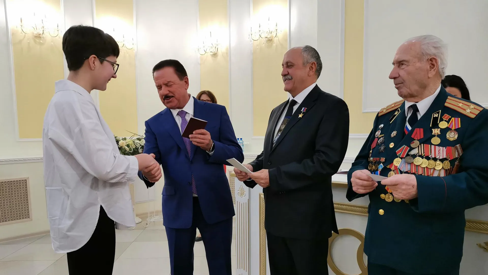 Глава Королева вручил паспорта более 20 юным жителям города