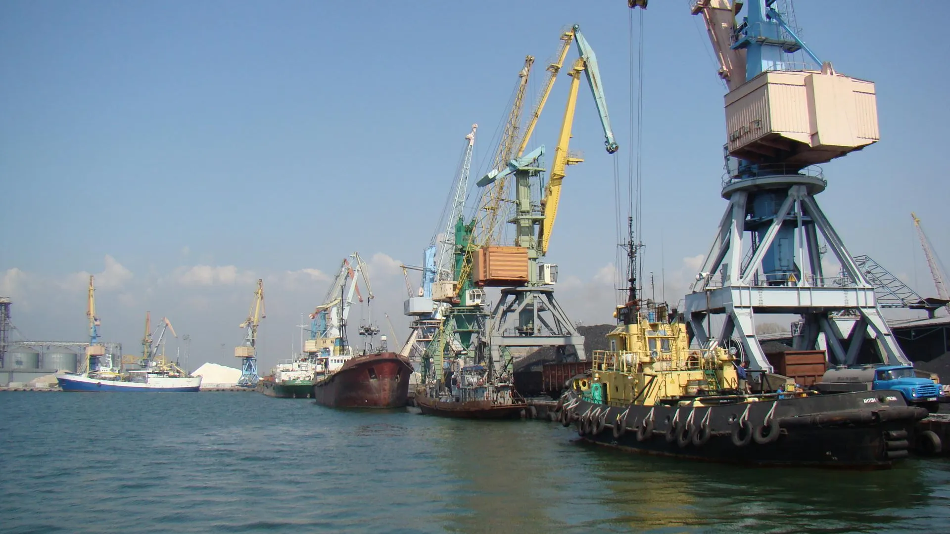 Атакуют дронами-камикадзе: морской порт Бердянска попал под удар ВСУ