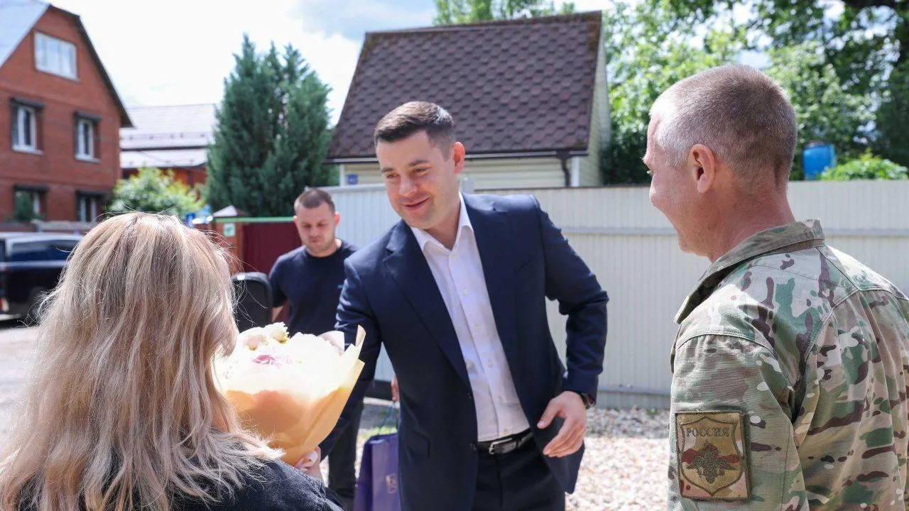 Глава Подольска встретился с участником СВО и подарил его дочери гитару