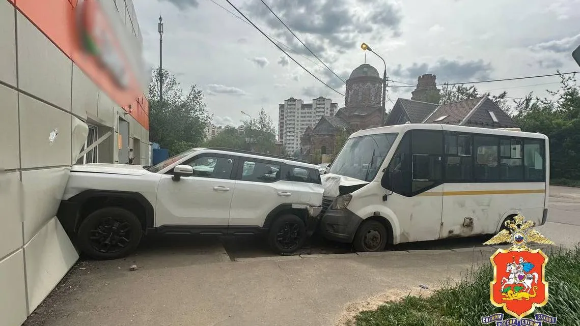 Впечатался в стену: автобус протаранил джип в Подмосковье