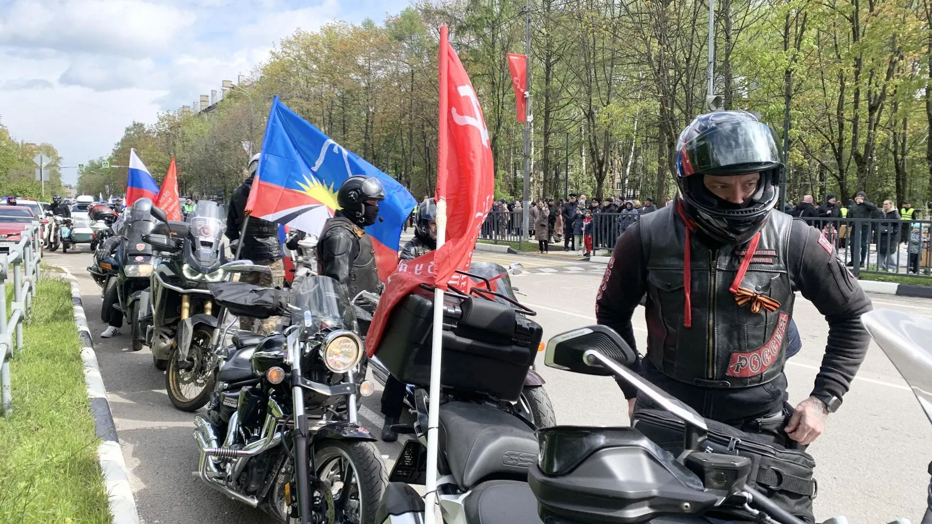 В микрорайоне Железнодорожный возложили цветы к Обелиску славы на митинге ко Дню Победы