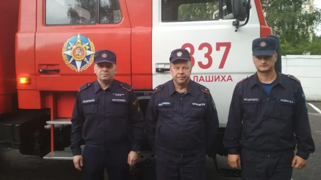 Пожилую женщину с двумя внуками вывели из горящей квартиры в Балашихе