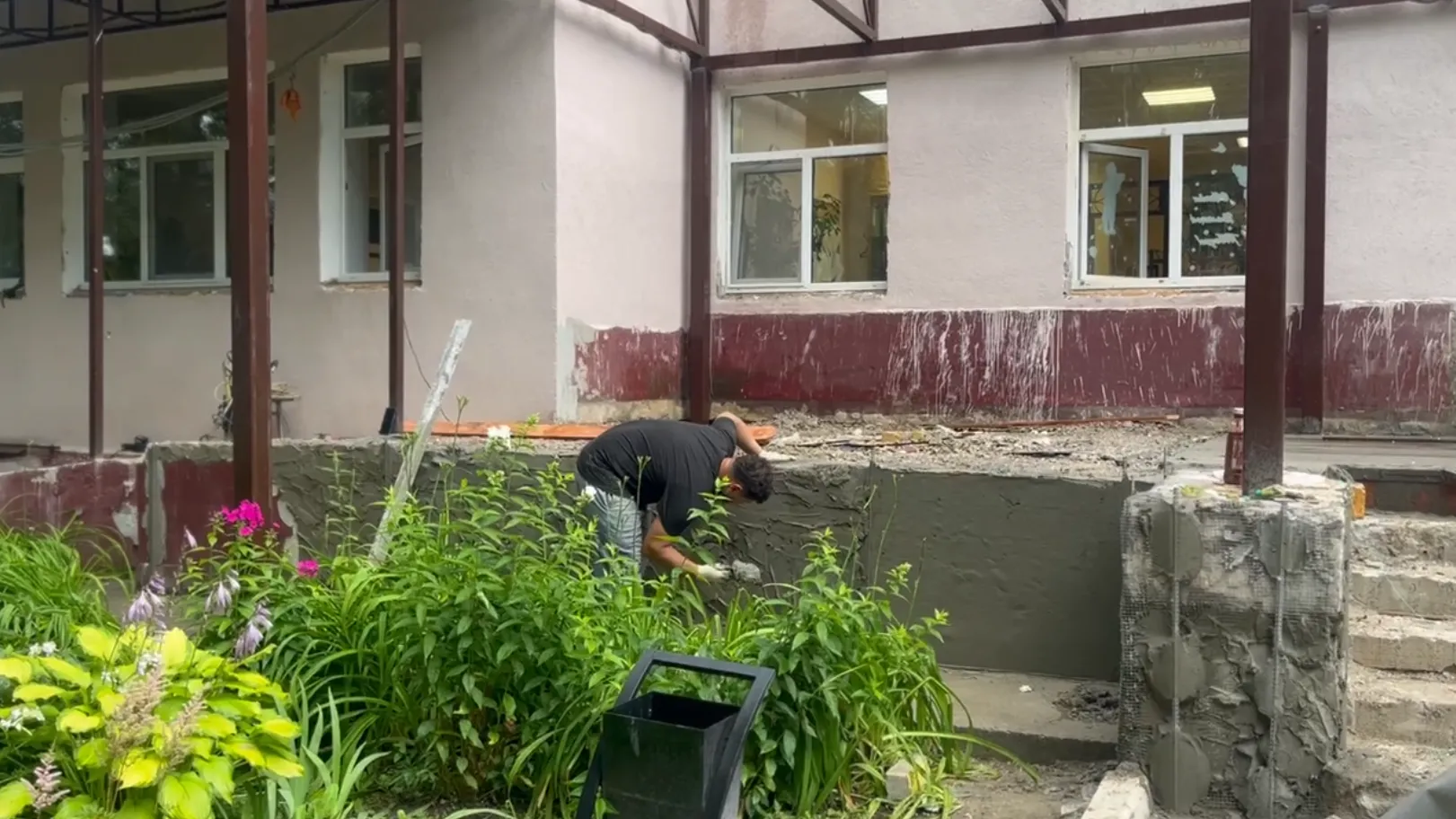 В центре внешкольной работы «Эврика» в Раменском ремонтируют фасад и кровлю