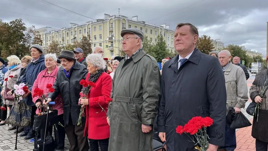 Цветы возложили к памятнику на Аллее Славы в Балашихе ко дню начала блокады Ленинграда