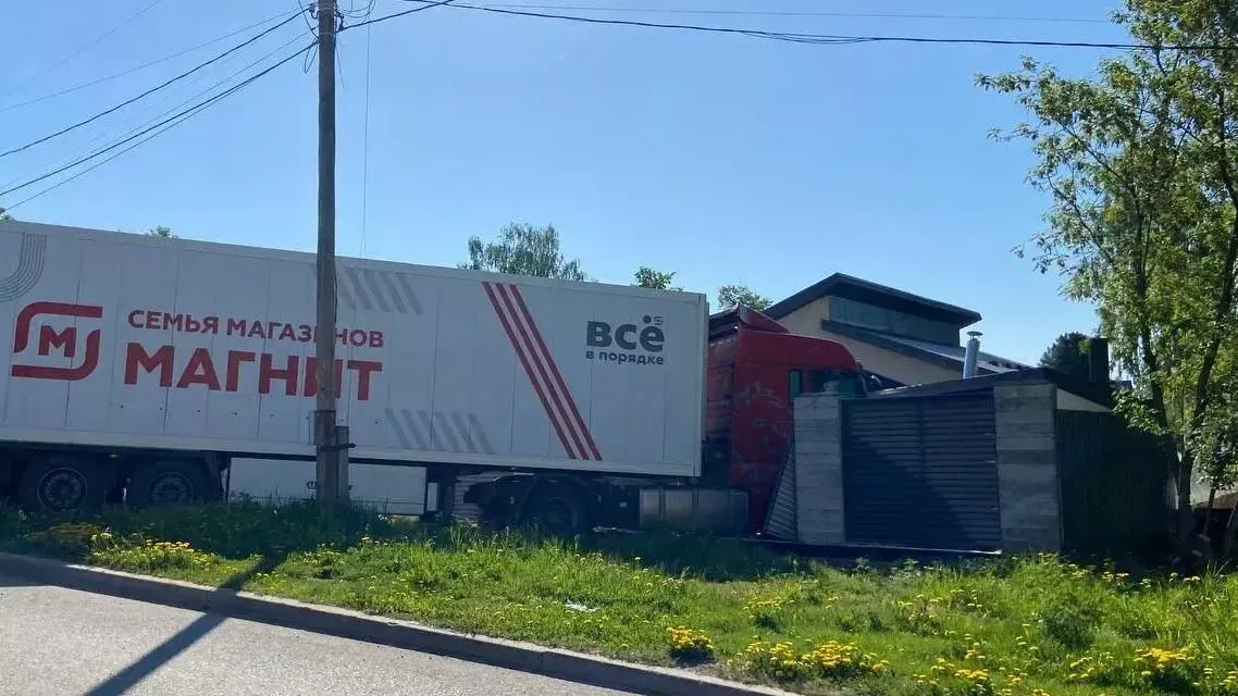 Фура с надписью «Все в порядке» протаранила дом в Пермском крае
