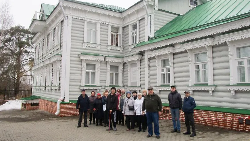 Члены общества инвалидов Мытищ посетили с экскурсией Федоскинскую фабрику