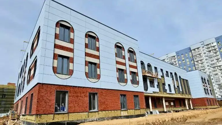 Строительная готовность детского сада в мкр Катюшки Лобни достигла 80%