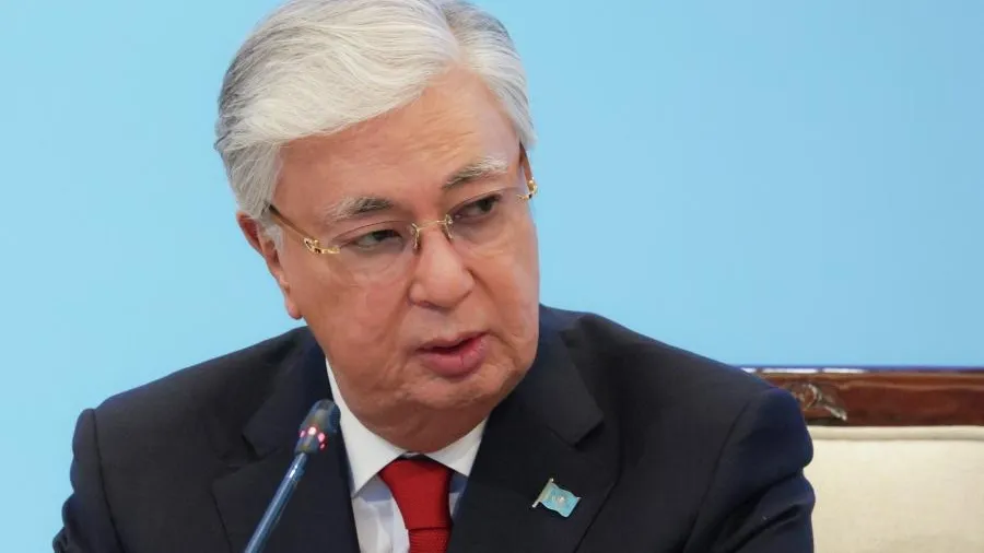 Токаев поручил создать комиссию по расследованию крушения самолета в Актау
