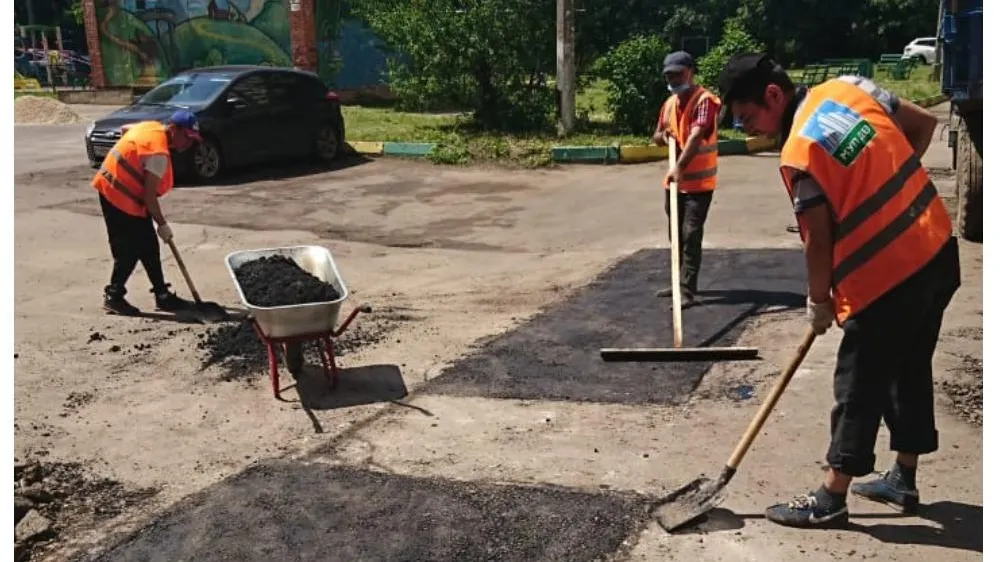 Разрушения и дефекты асфальта устраняют во дворах Подольска