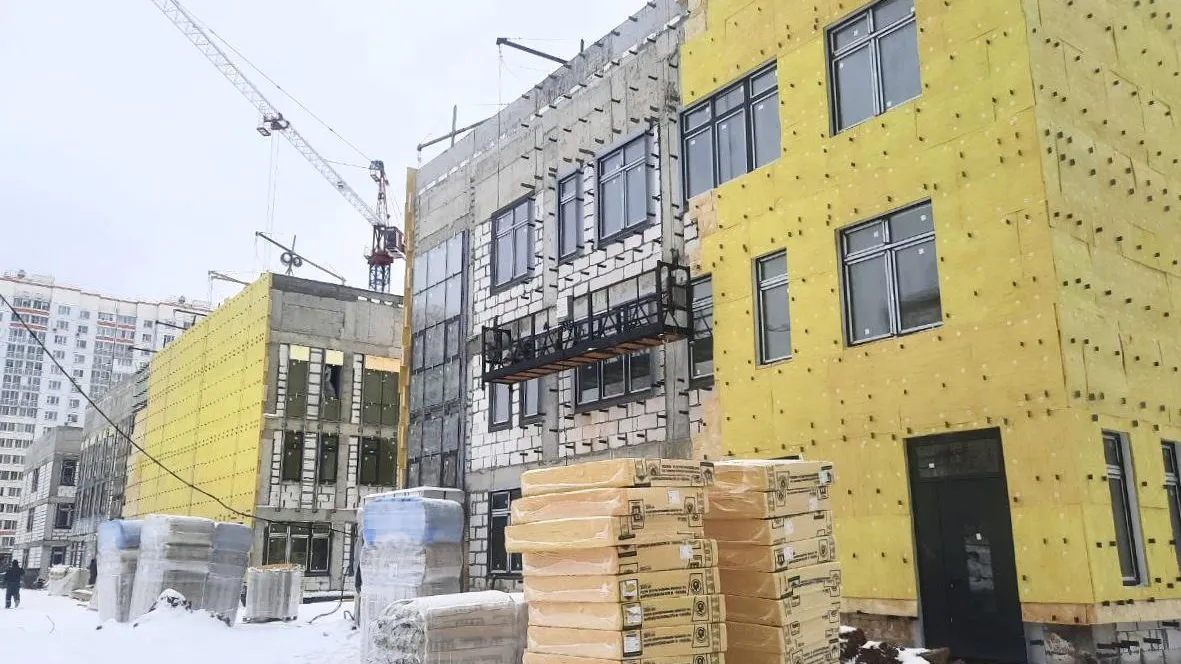 Строители приступили к устройству фасада будущей школы в Ленинском округе