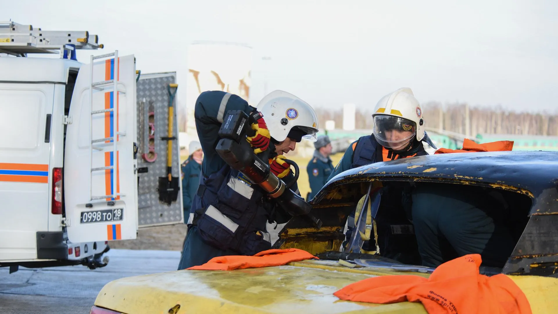 Путин поздравил сотрудников МЧС с Днем спасателя