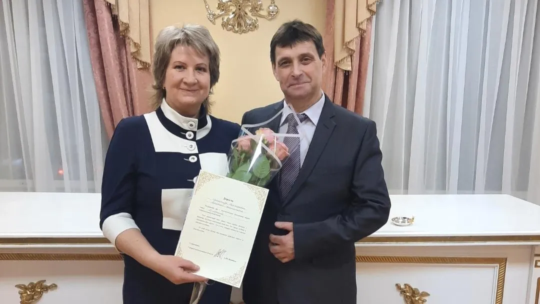 Семейную пару, прожившую вместе 25 лет, поздравили в ЗАГСе Волоколамска