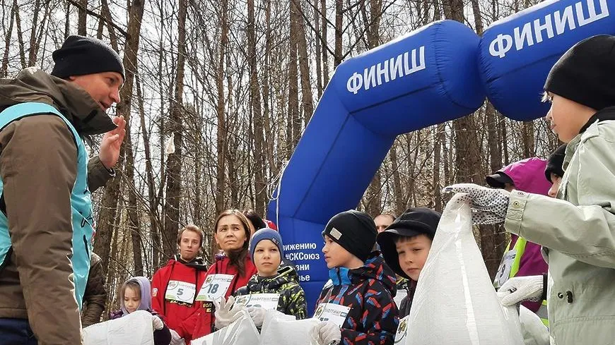 Мусор собрали во время плоггинг‑забега на Солнечной улице в Балашихе