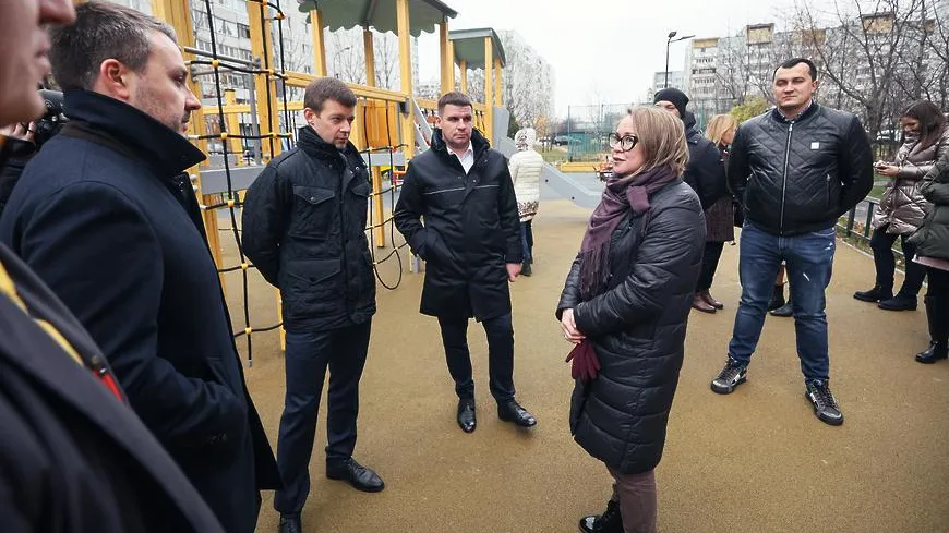 Благоустройство двора завершают в микрорайоне Павлино Балашихи