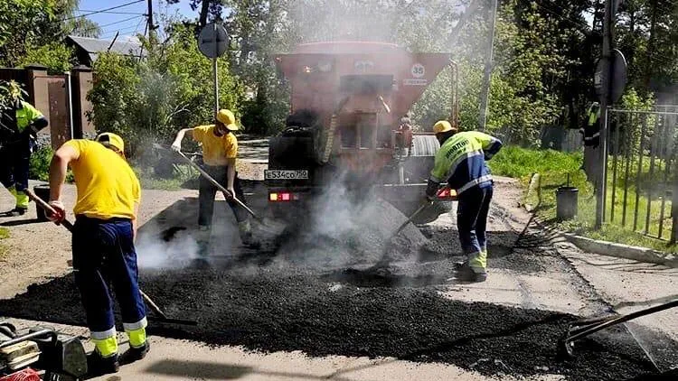 Работы по покосу травы выполняются в поселке Малаховка Люберец