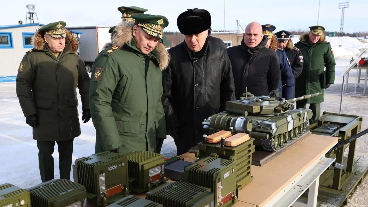 Шойгу проверил выполнение госзаказа по ракетным комплексам в Подмосковье