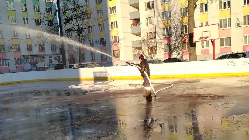 В микрорайоне Климовск Подольска начали заливать катки