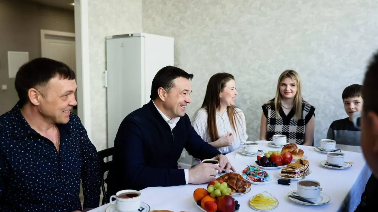 Андрей Воробьев поздравил с новосельем семью пострадавших дольщиков из Ногинска