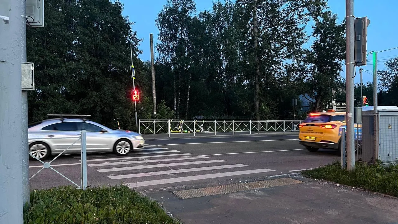 В Долгопрудном устанавливают новые дорожные ограждения