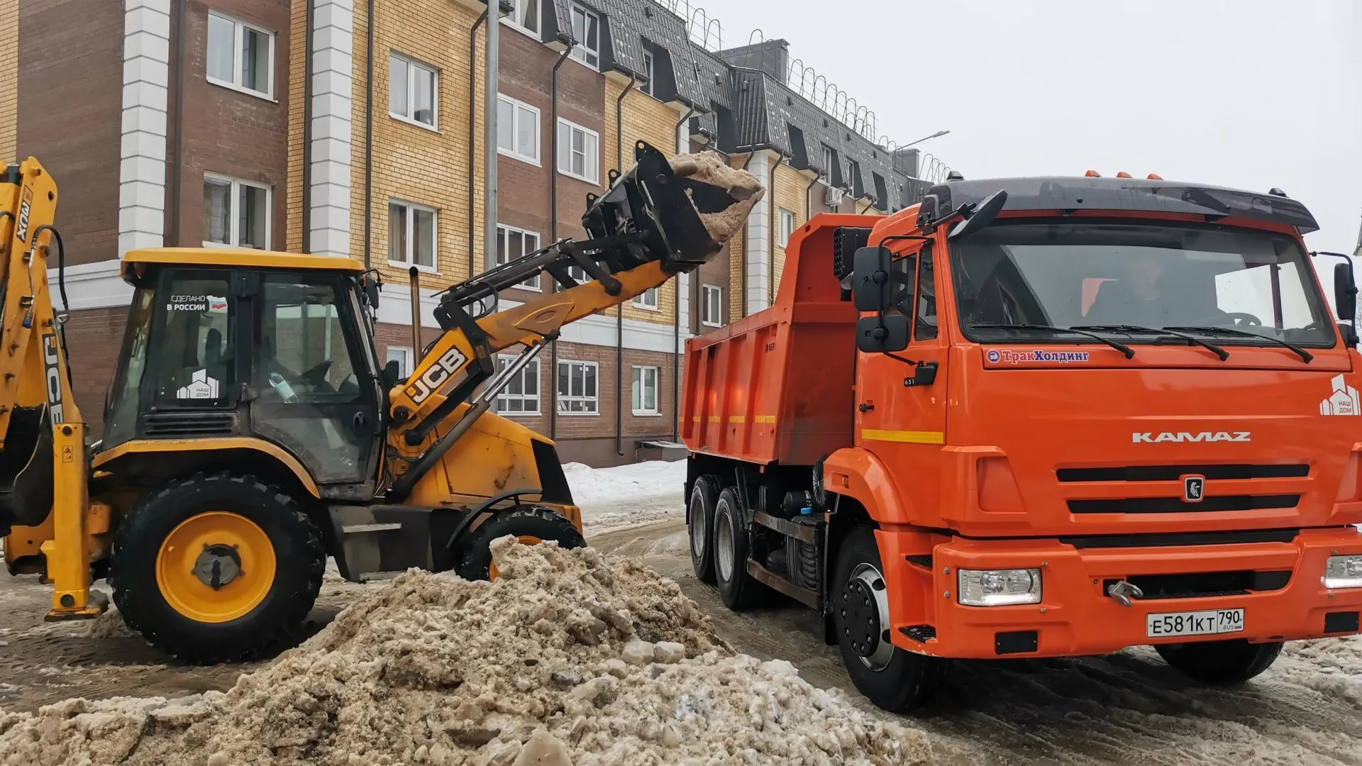 В Королеве очищают дворы от льда и снега по новой схеме