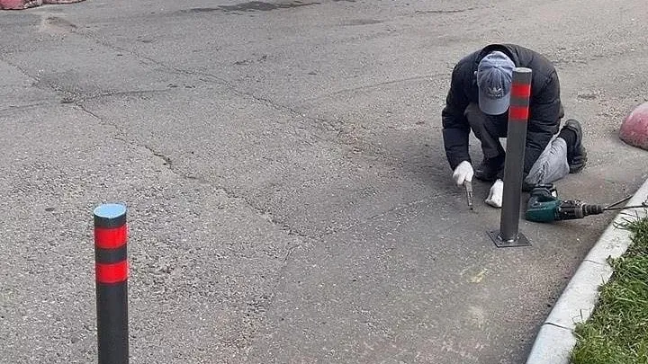 Антипарковочные столбики появились во дворе дома в поселке Люберец по просьбе жителей